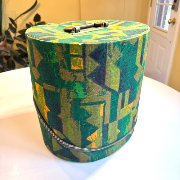 Vintage 60s Blondy wig/hat case, groovy green yellow abstract, drum shaped - Picture 2 of 13